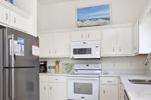 House, Multiple Beds (La Mer) | Private kitchen
