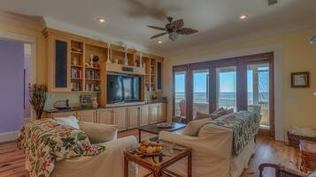 House, 2 Queen Beds (Island Idyl) | Living area