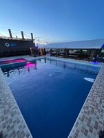 Una piscina al aire libre (de 09:00 a 21:00), tumbonas