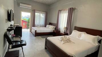 Pillowtop-bedden, een kluis op de kamer, een bureau, een laptopwerkplek