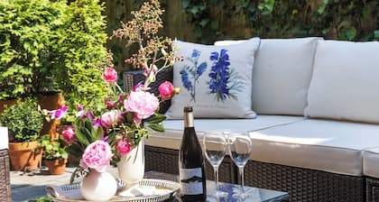 Historic Coach House in Evanston One Block to Beach and Close to Town and NU!