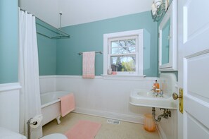 Combined shower/bathtub, hair dryer, towels, soap