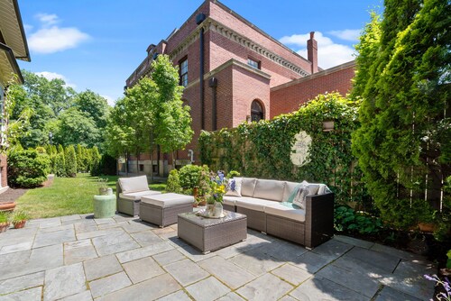 Historic Coach House in Evanston One Block to Beach and Close to Town and NU!