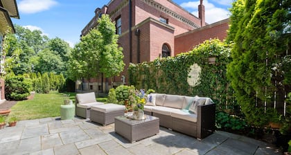 Historic Coach House in Evanston One Block to Beach and Close to Town and NU!