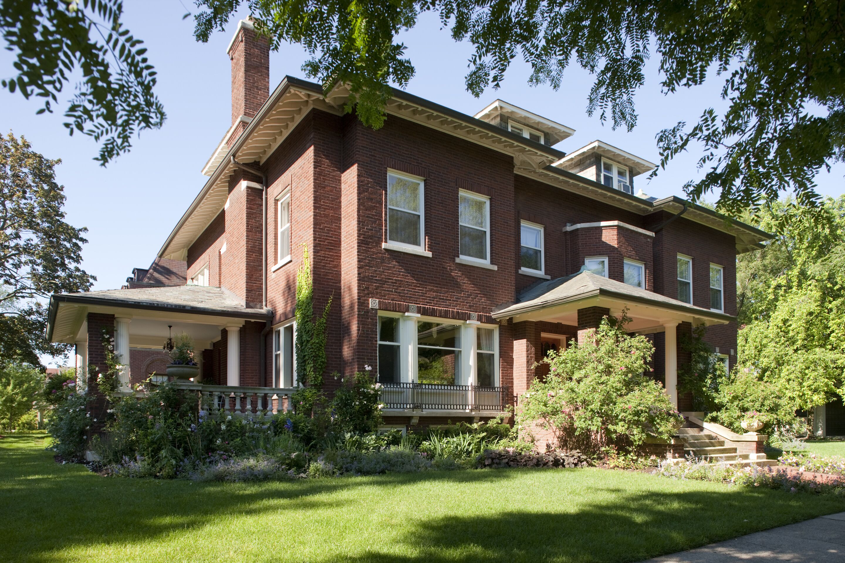 Historic Coach House in Evanston One Block to Beach and Close to Town and NU!