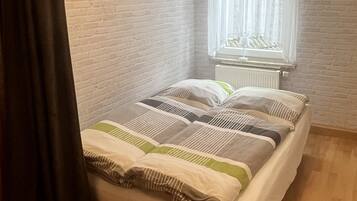 2 Schlafzimmer, Reisekinderbett, kostenloses WLAN, Bettwäsche