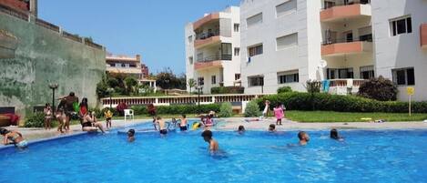 Una piscina al aire libre