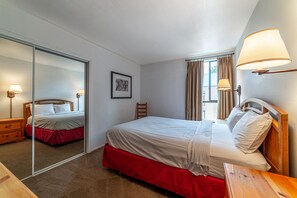 3 slaapkamers, een strijkplank/strijkijzer, gratis wifi, beddengoed