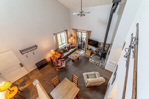 Televisión y chimenea 