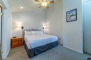 3 slaapkamers, een strijkplank/strijkijzer, gratis wifi, beddengoed