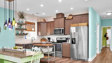 House, 1 King Bed (Rehoboth Cottage) | Private kitchen