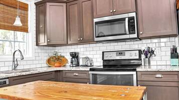House, 1 King Bed (Rehoboth Cottage) | Private kitchen
