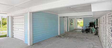 Een overdekte parkeerplaats met blauwe wanden en witte plafonds.