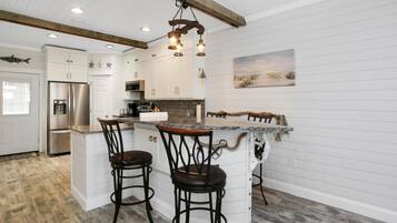 House, Multiple Beds (Set Sail at 5) | Private kitchen