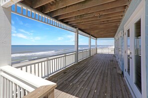 A wooden deck with a railing overlooking the ocean. - Ramblin Wreck (Port St. Joe)