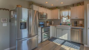 House, 3 Bedrooms | Private kitchen