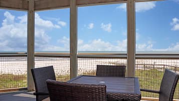 House, Multiple Beds (WindScape) | Dining