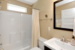 Casa, varias camas, vistas a la playa (Sweet Destiny) | Baño | Toallas
