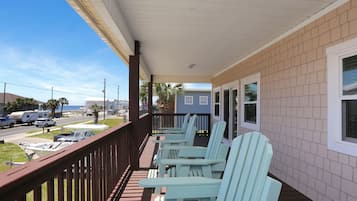 Nhà, nhiều giường (The Shore House) | Ngoại thất