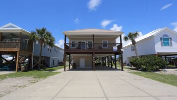 Nhà, nhiều giường (The Shore House) | Ngoại thất