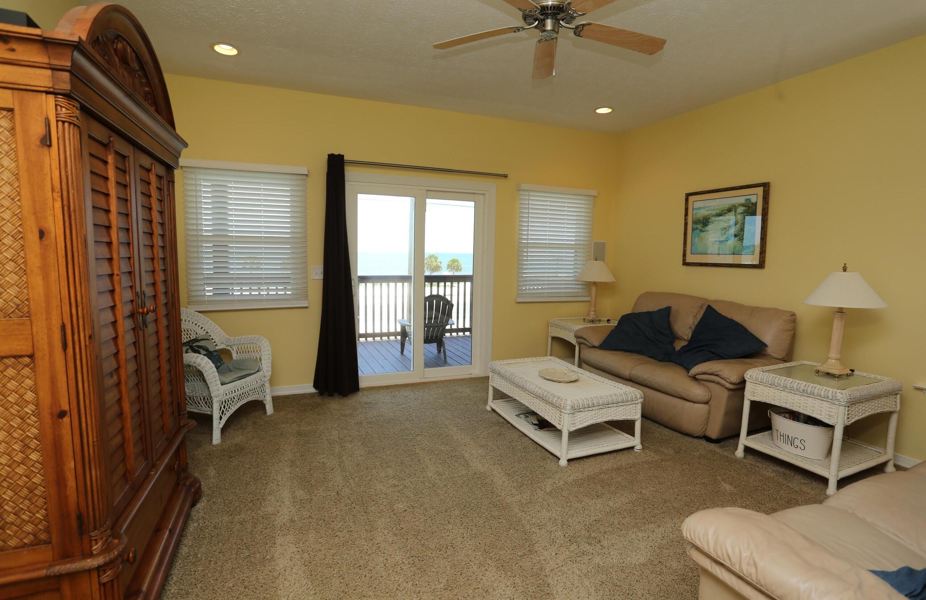 Nhà, nhiều giường (The Shore House) | Phòng khách