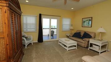 Nhà, nhiều giường (The Shore House) | Phòng khách