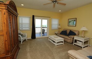 Nhà, nhiều giường (The Shore House) | Phòng khách