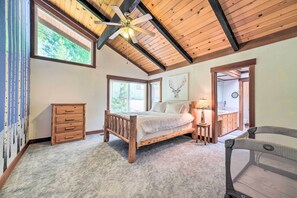 5 bedrooms, desk, iron/ironing board, travel cot - Cabin < Half-Mi from Pine Mountain Lake Marina! (Groveland)