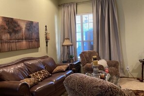 TV - Come Relax In This Peaceful Getaway... (Edmond)