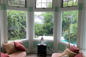 Smart TV, chimenea, videojuegos, futbolito