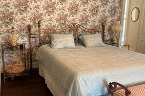 5 habitaciones, tabla de planchar con plancha y cuna de viaje 