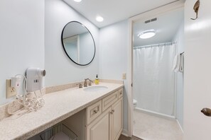 Ensemble douche/baignoire, sèche-cheveux, serviettes fournies