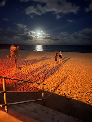 Plage, chaises longues, serviettes de plage