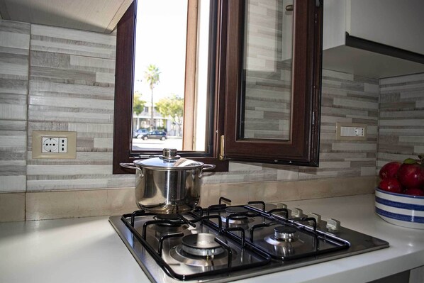 Kühlschrank, Ofen, Herdplatte, Geschirrspüler