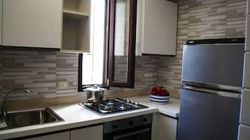 Frigorifero, forno, piano cottura, lavastoviglie