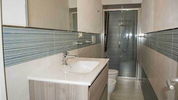 Dusche, Haartrockner, Bidet