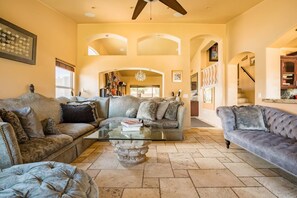 Smart TV, chimenea, libros y estéreo 