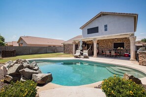 Alberca al aire libre y alberca climatizada