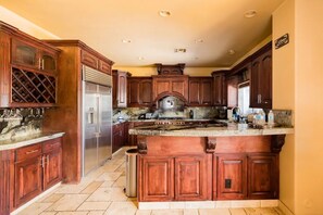 Fridge, microwave, oven, stovetop - Paulies Palace # 2 (Mesa)