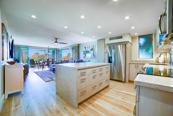 Réfrigérateur, four à micro-ondes, un four, surface de cuisson