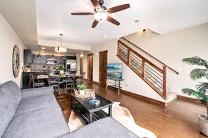 Townhome, Multiple Beds (850 Baum St. (Unit C)) | Living room