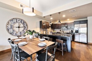 Townhome, Multiple Beds (850 Baum St. (Unit C)) | Private kitchen