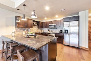 Casa geminada, várias camas (850 Baum St. (Unit C)) | Cozinha privada | Torradeira, talheres/pratos/utensílios de cozinha