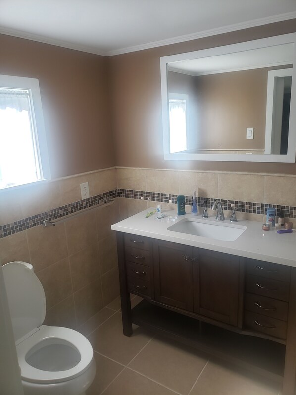 Combined shower/bathtub