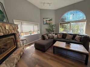 Smart TV, fireplace, DVD player, books - Shangri - La Hot Tub & Pool Fun (Spokane)