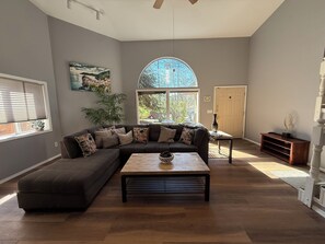 Smart TV, fireplace, DVD player, books - Shangri - La Hot Tub & Pool Fun (Spokane)