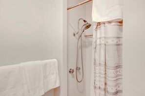 Amenidades de baño gratuitas, secadora de cabello, toallas 