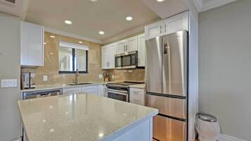 Fridge, microwave, stovetop, dishwasher
