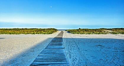 Wildwood Crest Condo w/ Pool: Walk to Restaurants!