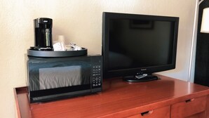 A microwave and a television on a wooden desk. - Super 8 by Wyndham San Jose Airport (San Jose)